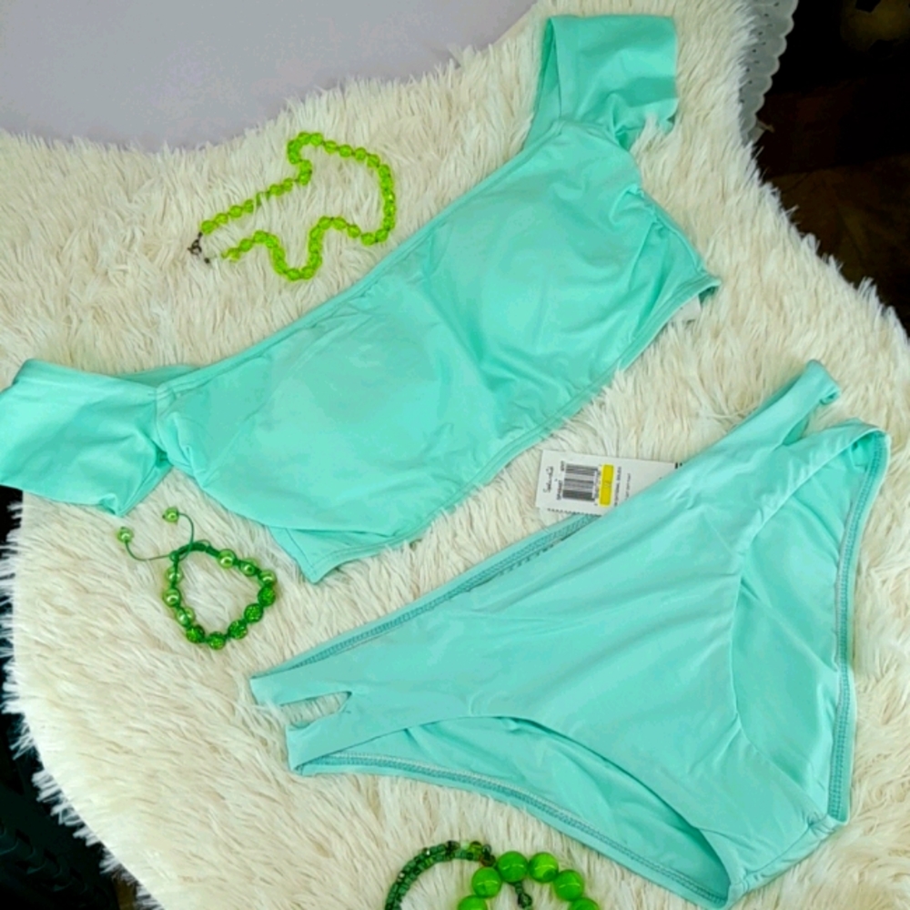 - Splendid NWT 2pc off the Shoulder Bikini 👙👀🌞🏖🥰